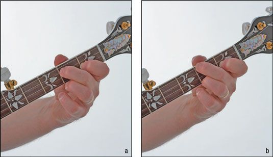 Aquí's how your hand looks fretting the D7 (a) and C (b) chords. Note the position of the thu