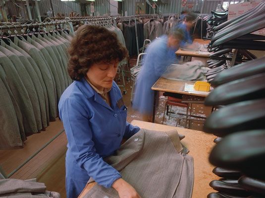 Los trabajadores de los talleres clandestinos hacen ropa barata en condiciones a veces inseguras e insalubres. [Crédito: