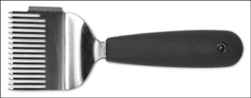 Un tenedor desoperculación es una herramienta útil para la apertura de opérculos perdidas por el cuchillo desoperculación.