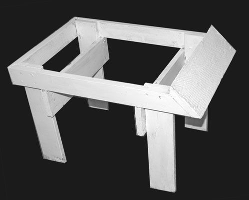 Usted puede construir un sencillo soporte de mesa para elevar su colmena de la tierra húmeda. Tenga en cuenta la forma en que está abierto en