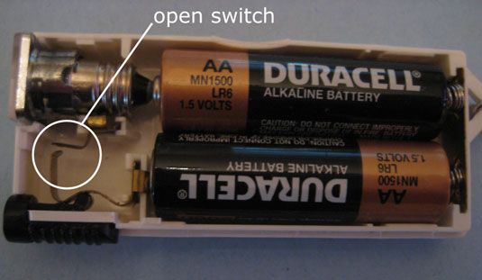 Un interruptor en la posición de apertura desconecta la bombilla de la batería, la creación de un circuito abierto.