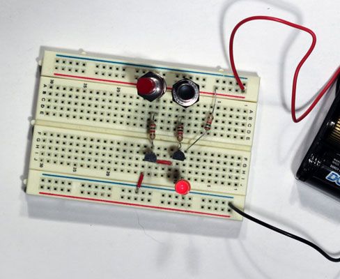 Una compuerta NAND de dos transistores en un circuito.