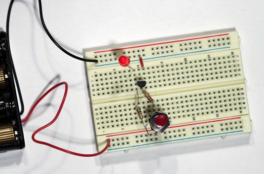 Un transistor de puerta NOT montado en una placa.