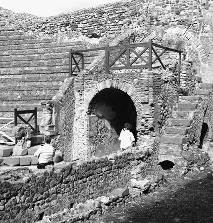 Entrada del túnel a un teatro en Pompeya. [Crédito: Foto cortesía de Achim Krull, 2012]