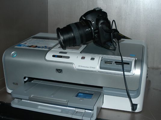 ���� - Encontrar a una impresora que no necesita acceso a un ordenador para imprimir sus imágenes digitales