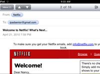 Para personas mayores: Vista de mensajes de correo electrónico en el ipad 2