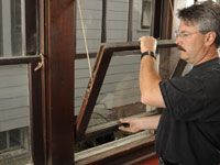 ¿Cómo acceder a la ventana de guillotina cuerdas en las ventanas de guillotina