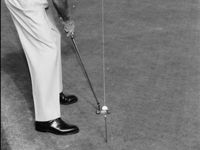 Cómo adoptar la postura del golf poniendo correcta