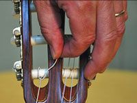 Cómo atar cuerdas de nylon al puesto afinación de una guitarra acústica
