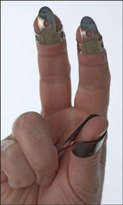 Montaje de los fingerpicks a la derecha; índice de la mano y el dedo medio. [Crédito: Fotografía por Anne Jamón