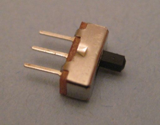 Un interruptor SPDT se puede utilizar como un interruptor de encendido / apagado al conectar sólo dos de sus tres terminales en ti