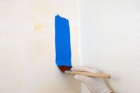 Cómo cortar en los bordes de una pared con un pincel