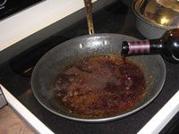 Cómo deglaze una cacerola para hacer una salsa