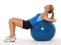 Cómo hacer un tramo salto mortal hacia atrás en una bola del ejercicio