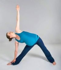 Cómo hacer una rutina de yoga prenatal segura, rápida