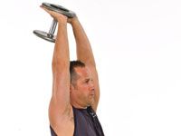 Cómo hacer una prensa de tríceps en una bola del ejercicio