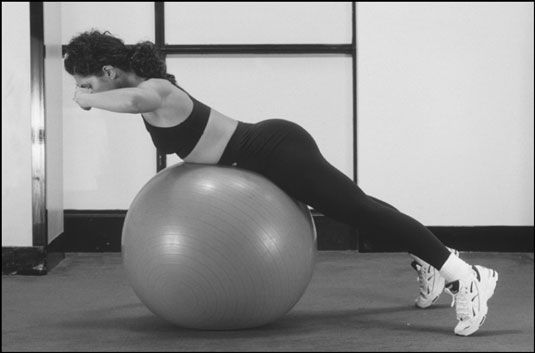 Realice la extensión de la espalda en un physioball para añadir variedad a su entrenamiento. [Crédito: Fotografía por S