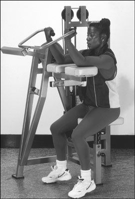 La máquina de brazo rizo es una alternativa gimnasio para los bíceps con mancuernas rizo. [Crédito: Fotografía por Sunst