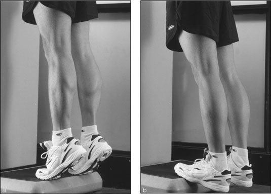 El elevaciones de talones de pie trabaja los músculos de la pantorrilla. [Crédito: Fotografía por Sunstreak Productions, Inc.]
