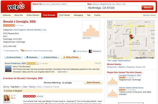 Yelp pone la información de contacto de negocios frente y al centro en una página.