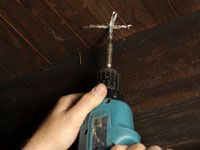 Cómo arreglar un piso chirriante causada por diferencias entre el contrapiso y piso terminado