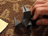 Cómo arreglar un piso chirriante que's carpeted