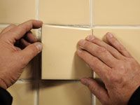 Cómo reparar baldosas sueltas de piso de cerámica