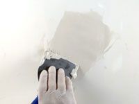 Cómo reparar pequeños agujeros en paneles de yeso con un parche