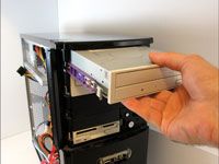 Cómo instalar una unidad de CD / DVD interna del ordenador