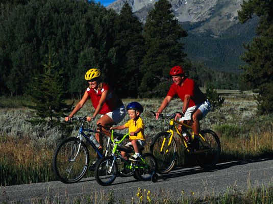 Ciclismo juntos es una manera de ser una familia verde. [Crédito: Digital Corbis Stock]