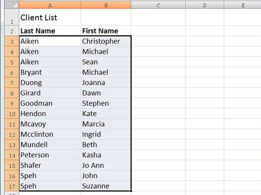 Esta hoja de trabajo enumera los nombres y apellidos de los clientes en columnas separadas.
