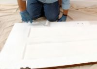 Cómo pintar puertas con paneles en su casa