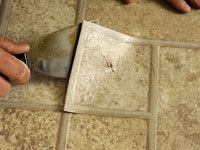 Cómo reparar pisos laminados de vinilo