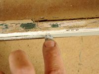 Cómo reemplazar un panel de vidrio roto en una ventana con estructura de madera