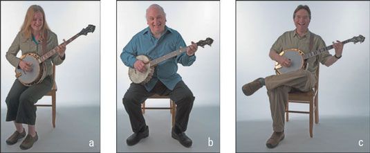 Erin (a), Jody (b) y Bill (c) muestran tres formas diferentes de disfrutar tocando el banjo mientras se está sentado.