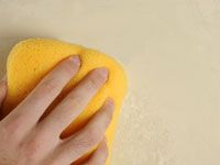 Cómo quitar papel pintado de paneles de yeso en remojo y raspado