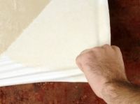 Cómo quitar papel pintado de yeso en remojo y raspado