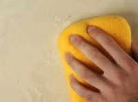 Cómo quitar papel pintado de yeso en remojo y raspado