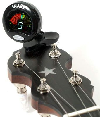 El uso de un sintonizador con clip electrónico hace tuning banjo más fácil. [Crédito: Cortesía de la fotografía Elderl