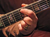 Cómo afinar una guitarra a sí mismo utilizando el método quinto trastes