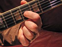 Cómo afinar una guitarra a sí mismo utilizando el método quinto trastes