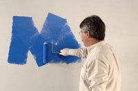 Cómo utilizar un rodillo de pintura en una pared