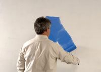 Cómo utilizar un rodillo de pintura en una pared