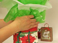 Cómo envolver regalos en una bolsa de regalo