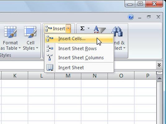 Usted puede encontrar opciones para insertar celular's on the Home tab of Excel 2007's Ribbon.
