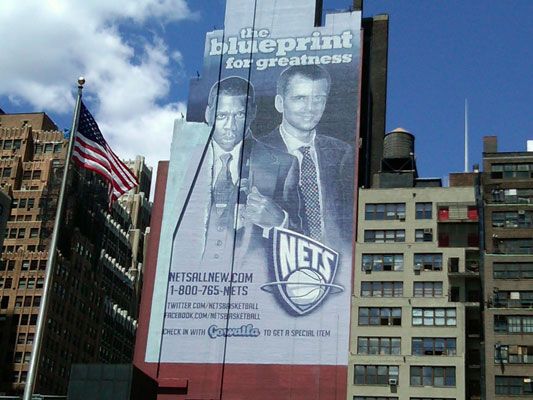 Añadir una promoción basada en la ubicación de su campaña de la cartelera como los Nets de Nueva Jersey.