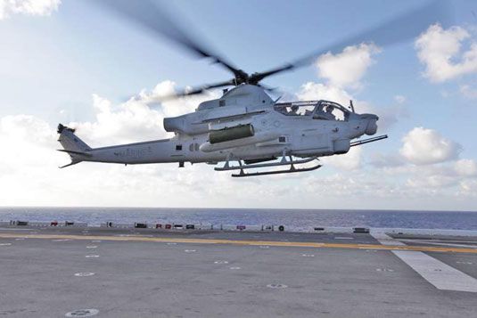 AH-1 Cobra (Cuerpo de Marines de EE.UU.). [Crédito: Cortesía de la fotografía navy.mil]