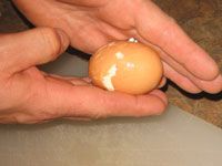 ���� - Pelar los huevos duros