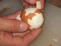 Pelar los huevos duros