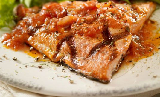 Salmón con salsa de tomate fresco (salmone con pomodoro fresco)